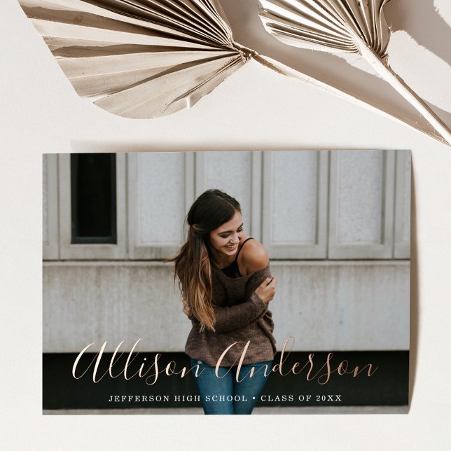 Zeitlose Rose Gold Script Foto Abschluss Folieneinladung (Von Creator hochgeladen)