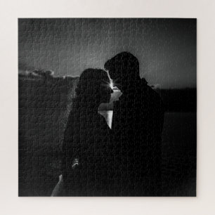 Zeitlose Silhouette der Liebe in Schwarz und Weiß