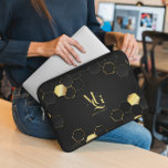 Zeitloser Luxus | Minimaler Monogramm-Laptop-Sieb Laptopschutzhülle<br><div class="desc">Upgrade Ihres alltäglichen Technologie-Accessoire mit diesem Timeless Luxury Monogram Laptop Sleeve, entworfen für Profis, Studenten und alle, die anspruchsvolle Eleganz schätzen. Mit einem kühlen, minimalistischen Monogramm-Set vor einem schlichten schwarzen Hintergrund mit goldgeometrischen sechseckigen Akzenten strahlt dieser individuelle Laptop-Sleeve modernen Luxus und zeitlosen Reiz aus. ✨ Funktionen: Individualisierbare Monogramme und Namensmaterialien...</div>