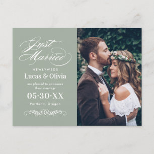 Zeitloser Salbei Just Married Foto Ankündigungspostkarte