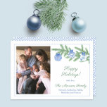Zeitloses Blau und Weiß Ginger Jar Ornament Foto Feiertagskarte<br><div class="desc">** Foto Credit: Fotografie © Storytree Studios,  Stanford,  CA ** / Chic Ferien Fotokarte Design mit einem Tannenbaum Zweig mit blau-weiß-chinoiserie Muster baubles dekoriert. Die Rückseite weist ein blaues und weißes griechisches Schlüsselmuster auf. Wenn gewünscht,  können Sie auch Ihr eigenes horizontales Foto auf der Rückseite hinzufügen.</div>