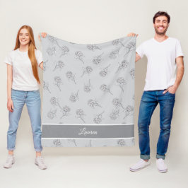 Zeitloses Botanisches Blühen Sanftes Grau Monogram Fleecedecke