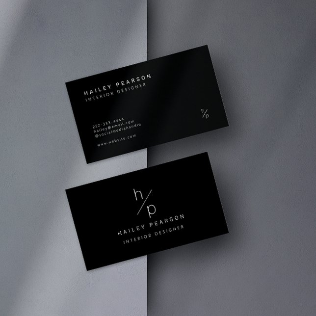 Zeitloses Monogramm: Moderne Eleganz in Schwarz Visitenkarte (A chic black and white business card with an elegant monogram design.)