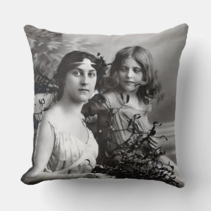 Zeitloses Portrait von Mutter und Tochter Kissen