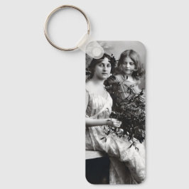 Zeitloses Portrait von Mutter und Tochter Schlüsselanhänger