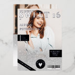Zeitschrift Cover 2 Foto Silber Glitzer Sweet 16 Folieneinladung<br><div class="desc">ein lustiges Magazin Cover-Stil Sweet 16 Geburtstagsparty einladen ,  mit 2 Fotos,  und fett in echten silbernen Folie und schwarz-silber Glitzer Glitzern ombre,  hier ist die scoop,  lassen Sie uns feiern,  das Geburtstagsmädchen.</div>