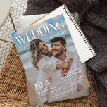 Zeitschrift Zeitung Hochzeitsszenario-Foto Einladung<br><div class="desc">Die Einladung zur Hochzeit im Magazin "The Wedding"! Diese atemberaubende Einladung wird Ihre Gäste mit seinem einzigartigen Design und seiner personalisierten Touch in Ehrfurcht verlassen. Mit einem schönen Foto von Braut und Bräutigam auf dem Cover erinnert diese Einladung an ein High-End-Magazin. Im Inneren finden Ihre Gäste alle wichtigen Informationen über...</div>