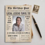 Zeitung Birthday News Funny Humors Men 70. Einladung<br><div class="desc">Feiern Sie mit dieser Vintagen Zeitungsgeburtstagseinladung einen Geburtstag im Stil eines Meilensteins - die perfekte Wahl für eine 70. Geburtstagsfeier für Männer! Das klassische Zeitungslayout mit kühnen Schlagzeilen, einem zentralen Foto-Rahmen und humorvollen "Break News"-Texten verleiht jedem Meilenstein Charakter und Charme. Ideal für seine Einladungen zum 70. Geburtstag, lasse diese vollständig...</div>
