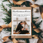 Zeitung Mehr zum Merrier Baby Weihnachten<br><div class="desc">Mit unserer "The More the Merrier" Newspaper Christmas Card können Sie kreativ und herzlich die spannenden Neuigkeiten Ihrer Schwangerschaft während der Ferienzeit bekannt geben. Diese Karte ist so konzipiert, dass sie wie die Titelseite einer klassischen Zeitung aussieht. Sie ist die perfekte Mischung aus festlichem Beifall und fröhlichen Neuigkeiten und macht...</div>