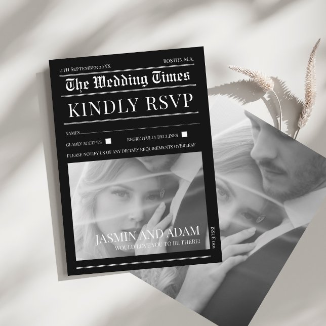 Zeitung Schwarzes Dunkles Mode Foto Hochzeit RSVP Begleitkarte (Newspaper Black Dark Mode Photo Wedding RSVP Enclosure Card)