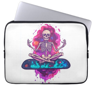Zen bis auf die Knochen � Lustiger Weltraum-Yoga-T Laptopschutzhülle