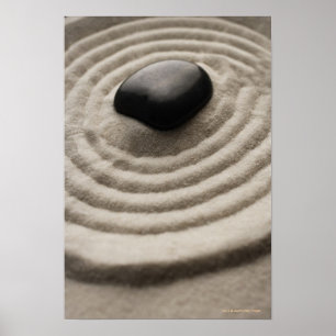 Zen-Garten mit Kieselsteinen auf ragendem Sand Poster