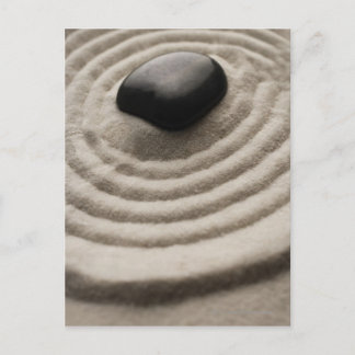 Zen-Garten mit Kieselsteinen auf ragendem Sand Postkarte