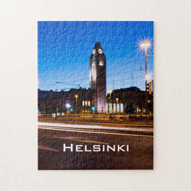 Zentral Helsinki während der Blauen Stunde (Vertikal)