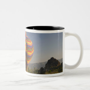 Zentralteil der Türkei im Nahen Osten in Kappadok Zweifarbige Tasse