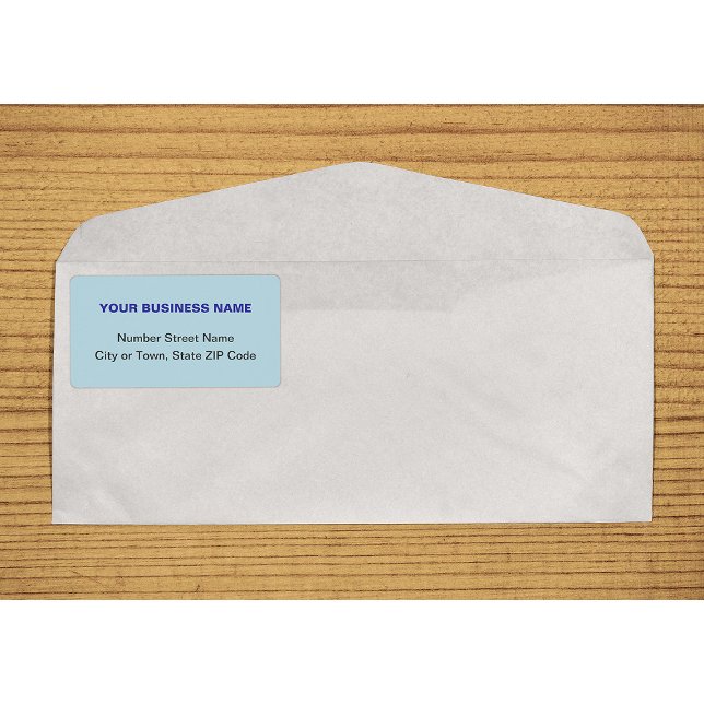 Zentriert ausgerichtet, Schlichter Text, hellblau  (Center aligned plain text business light blue shipping label on envelope)