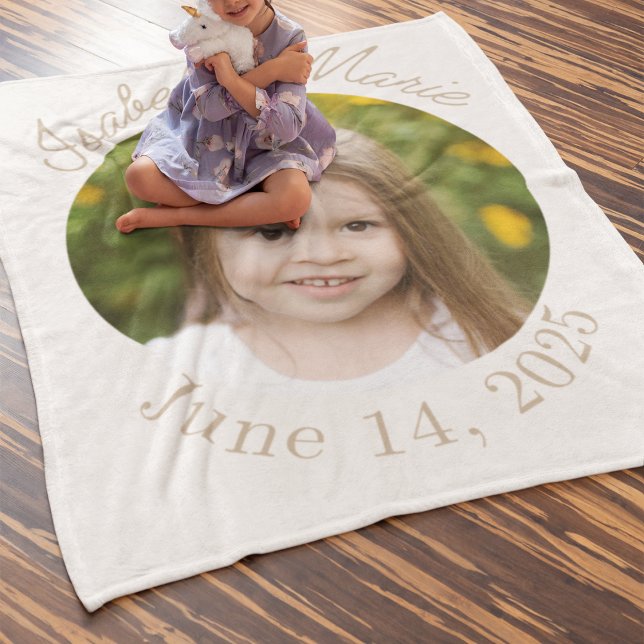 zentrierter Kreis und Skript Fleecedecke (Fleece blanket with ivory base, circle photo center, script name above, and curved date below.)