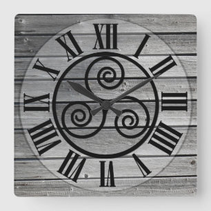 Zentriertes Triskelion auf dem gealterten Quadratische Wanduhr