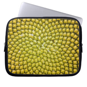 Zentrum der riesigen Sonnenblume (Helianthus annuu Laptopschutzhülle