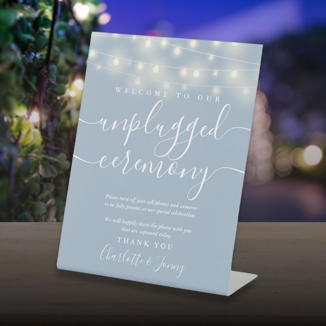Zeremonie "String Lights Dusty Blue" Sockelschild (String Lights Dusty Blue Unplugged Ceremony Pedestal Sign)