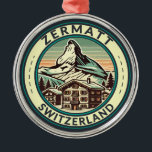Zermatt Switzerland Illustration Travel Art Abzeic Ornament Aus Metall<br><div class="desc">Zermatt Retrovektor-Reisedesign. Zermatt,  im Kanton Südschweiz,  ist ein Bergrestaurant,  das für Ski,  Klettern und Wandern bekannt ist.</div>