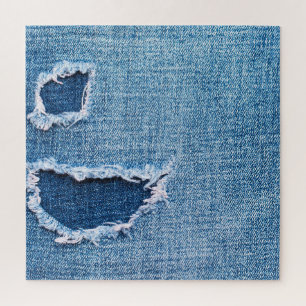 Zerrissene Denim-Stofftextur, blaue Farbtöne.