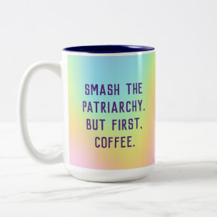 "Zerschlagt das Patriarchat. Aber zuerst, Kaffee." Zweifarbige Tasse