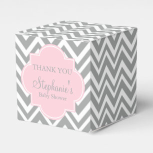 Zickzack Babydusche in Grau, Weiß und Pastellrosa Geschenkschachtel