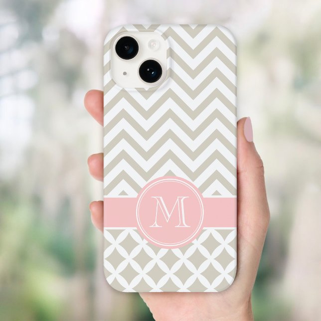 Zickzack, beige und rosa Monogramm Case-Mate iPhone 14 Hülle (Von Creator hochgeladen)