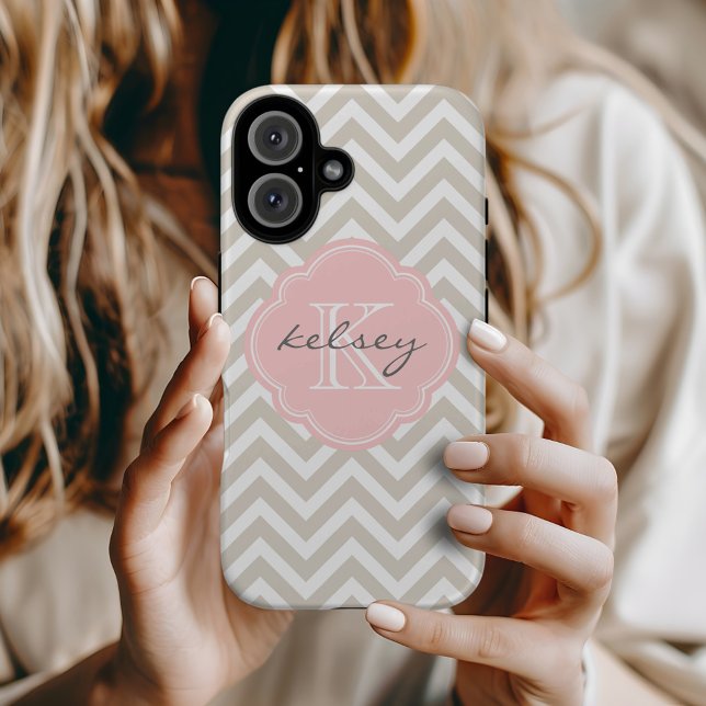 Zickzack, beige und rosa Monogramm iPhone 16 Hülle (Von Creator hochgeladen)