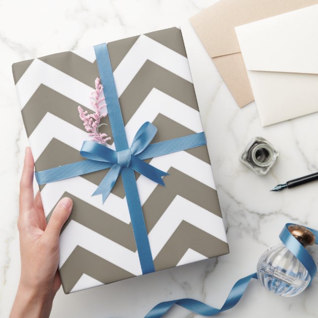 Zickzack Hochzeit mit grauem und weißem Kick, Gebu Geschenkpapier (Schenken)