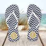 Zickzack Monogramm für Navy und Gold Flip Flops<br><div class="desc">Maßgeschneiderte,  bedruckte Flop-Sandalen mit einem stilvollen,  modernen Zickzack Muster und einem eigenen Monogramm oder einem anderen Text in einem Kreisrahmen. Klicken Sie auf Anpassen,  um Schriftart und Farben zu ändern oder eigene Bilder hinzuzufügen,  um ein einzigartiges Design zu erstellen!</div>