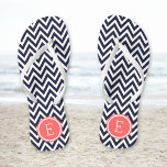 Zickzack Monogramm für Navy und Korallen Flip Flops<br><div class="desc">Maßgeschneiderte,  bedruckte Flop-Sandalen mit einem stilvollen,  modernen Zickzack Muster und einem eigenen Monogramm oder einem anderen Text in einem Kreisrahmen. Klicken Sie auf Anpassen,  um Schriftart und Farben zu ändern oder eigene Bilder hinzuzufügen,  um ein einzigartiges Design zu erstellen!</div>