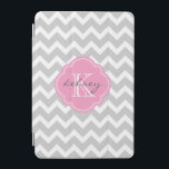 Zickzack Monogramm, grau und rosa iPad Mini Hülle<br><div class="desc">Das niedliche schicke iPad Gehäuse zeichnet sich durch ein Zickzack Zickzack-Muster aus,  das mit dem Monogrammnamen personalisiert ist und in einem gürtelförmigen Rahmen aus Quarzfolie anfängt. Klicken Sie auf Anpassen,  um Schriftart und Farben zu ändern,  um Ihr eigenes,  einzigartiges Design zu erstellen.</div>