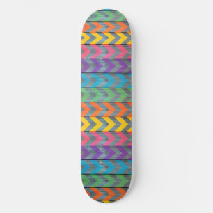 Zickzack Muster auf Holztextur von Shirley Taylor Skateboard