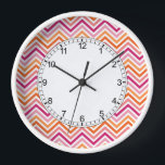 Zickzack Muster in Orange und Hot Pink Uhr<br><div class="desc">Ein helles und modernes Design mit Zickzackmustern. Klicken Sie auf die Schaltfläche Anpassen,  um weitere Änderungen vorzunehmen.</div>