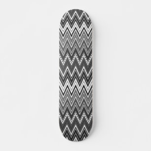 Zickzack-Muster in Schwarzweiß Skateboard