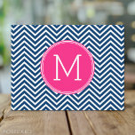 Zickzack Muster mit Monogram - Navy Magenta Postkarte<br><div class="desc">Ein beliebtes Design mit einem Bereich zum Hinzufügen von Initialen. Trendige Farben und Muster für Ihr Handy. Wenn Sie die Monogramme anpassen müssen,  klicken Sie auf die Schaltfläche Anpassen und nehmen Sie Änderungen vor.</div>