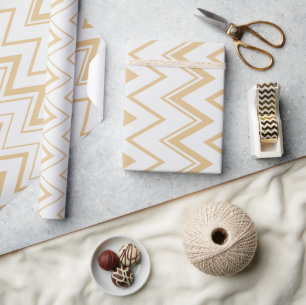 Zickzack, neutrales, goldfarbenes Muster Geschenkpapier