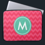 Zickzack Preppy in rosa Monogramm Laptopschutzhülle<br><div class="desc">Lassen Sie sich von diesem mit Monogramm Notebook-Ärmel mit einem Zickzack, hübschen Muster in Rosatönen verzaubern. Personalisieren Sie es, indem Sie den Platzhalter-Text ersetzen. Für weitere Optionen, wie zum Beispiel den Schriftart zu ändern und seine Größe, klicken Sie auf die Schaltfläche "Anpassen". *Bitte beachten Sie, dass das Zazzle-Wasserzeichen, das in...</div>