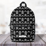 Zickzack Schwarz-Weiß-Muster Bedruckter Rucksack<br><div class="desc">Einfaches,  stilvolles,  trendiges Design mit einem modernen typografischen Schriftart mit individuelle Name über einem Zickzack Schwarz-Weiß-Muster. Das perfekte Geschenk oder Accessoire für jede Jahreszeit!</div>