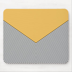 Zickzack Schwarzweiß-Design und gelbes Dreieck Mousepad