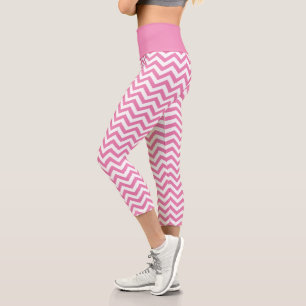 Zickzack, weißes und hellrosa Muster Capri Leggings