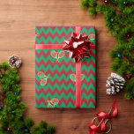 Zickzack Zig Zag Ruby Red Green Christmas Tennis Geschenkpapier<br><div class="desc">Klassisches Zickzack Muster,  skandinavischer nordischer Lux rubinrot und grün mit Imitaten goldgelben Tennisschläger und Bälle. Zickzack zigzag v formte traditionelle boho Muster ästhetische Weihnachtsmuster. Weihnachten Weihnachten Weihnachten Weihnachten Feiertag Muster</div>