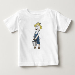 Ziege als Bauer mit Eimer Baby T-shirt
