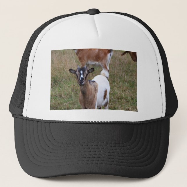 Ziege in einem Feld Truckerkappe (Vorderseite)
