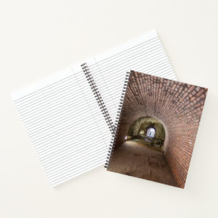 Ziegel-Tunnel in einem militärischen Bunker Notizbuch
