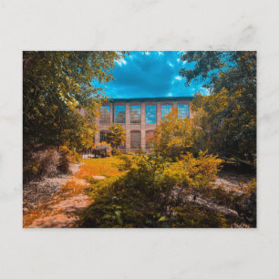 Ziegelgebäude überwuchert von der Natur Postkarte