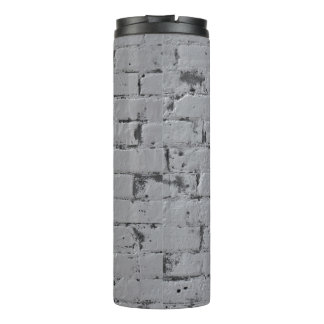 Ziegelmauer, hellgrau gestrichen thermosbecher