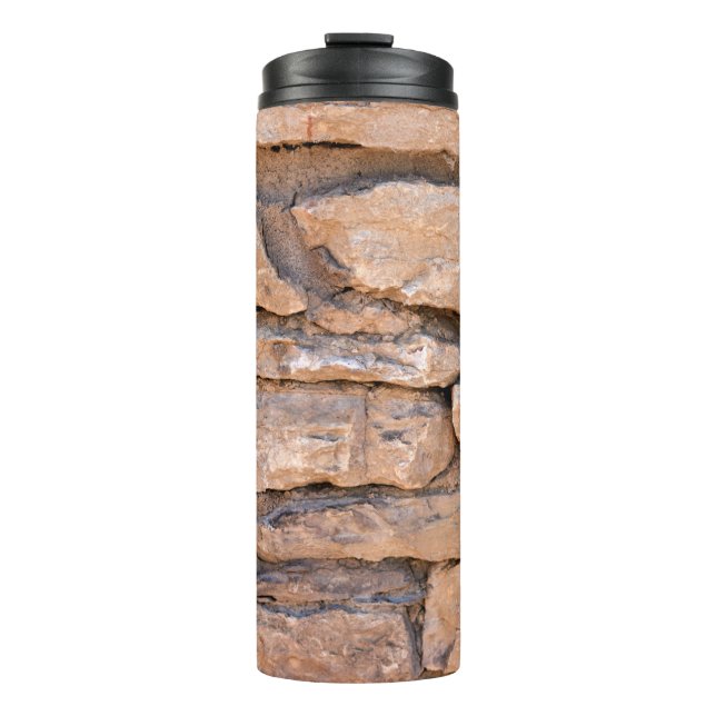 Ziegelmauer. Hintergrund aus Ziegelsteinen. B Thermosbecher (Vorderseite)